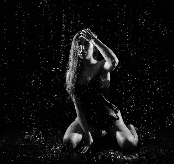 Young woman with water drops (monochrome) - Foto, Bild