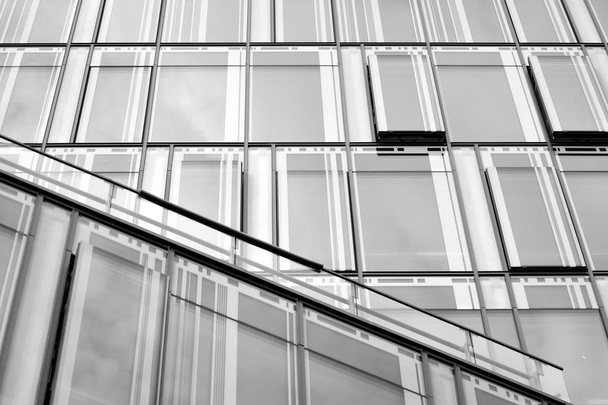 Moderno edificio de oficinas de pared de acero y vidrio. Blanco y negro
. - Foto, Imagen