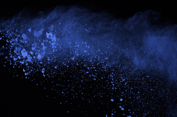 Explosión de polvo azul sobre fondo negro. Nube de colores. El polvo de color explota. Pintura Holi
. - Foto, Imagen