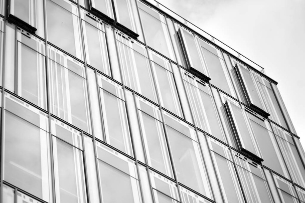 Modern irodaház fal acélból és üvegből készült. Fekete-fehér. - Fotó, kép