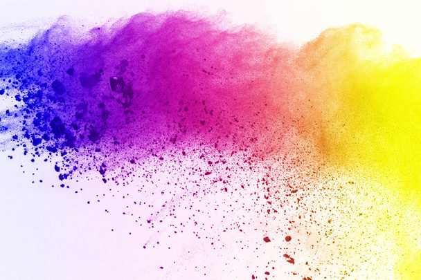 Abstract van gekleurde poeder explosie op witte achtergrond. Multicolor poeder splatted isoleren. Kleurrijke wolk. Kleurrijke stof exploderen. Verf Holi. - Foto, afbeelding
