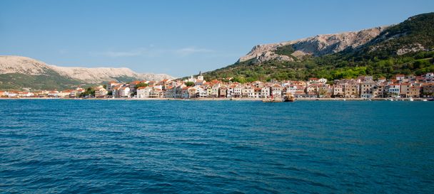 Vista panorâmica da cidade de Baska e montanhas do mar - Krk - Croa
 - Foto, Imagem