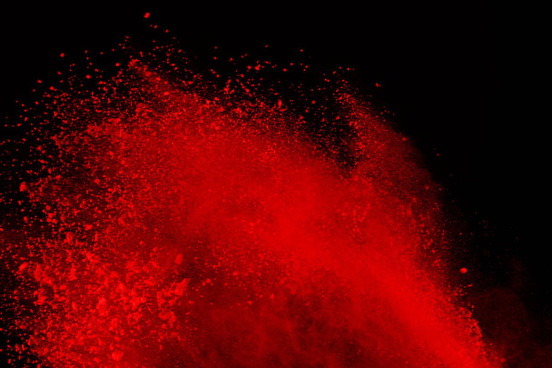 Abstract van rode poeder explosie op zwarte achtergrond. Rode poeder splatted isoleren. Gekleurde wolk. Gekleurde stof exploderen. Verf Holi. - Foto, afbeelding