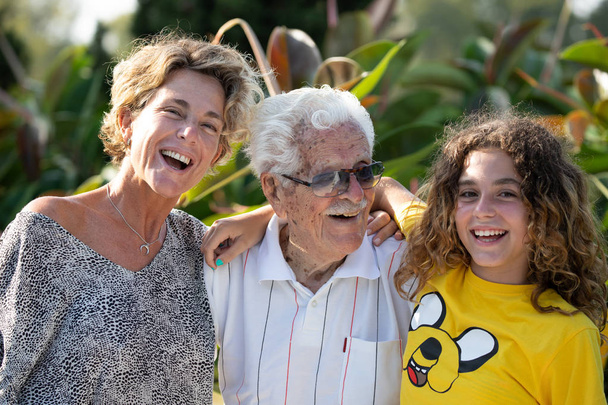 Familia formada por miembros de 4 generaciones. Abuelos, nietos y bisnietos
 - Foto, Imagen
