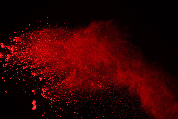 Abstrakt červený prášek výbuchu na černém pozadí. Červený prášek splatted izolovat. Barevné mrak. Barevný prach exploduje. Barva Holi. - Fotografie, Obrázek