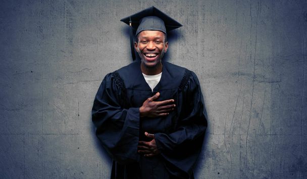 Ο άνθρωπος νεαρός Αφρικανική μαύρο μεταπτυχιακός φοιτητής αυτοπεποίθηση και χαρούμενοι με ένα μεγάλο φυσικό χαμόγελο γελώντας - Φωτογραφία, εικόνα