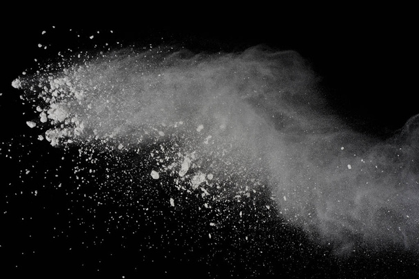 Esplosione di polvere bianca isolata su fondo nero. Polvere colorata scheggiata
. - Foto, immagini