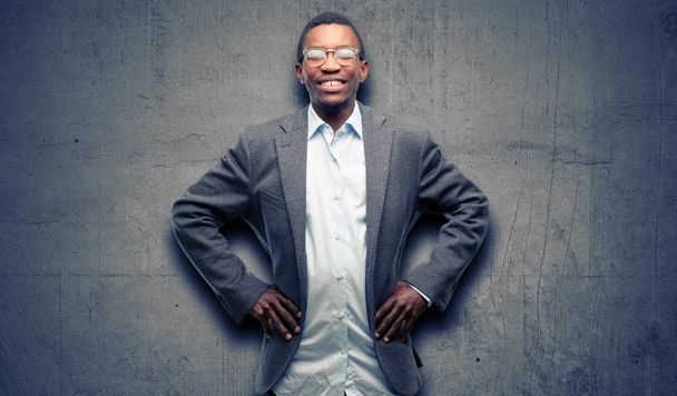 アフリカの黒人男性が自信を持って、自然と笑顔が大きな笑いと幸せのジャケットを着て - 写真・画像