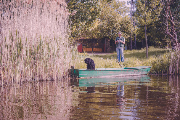 visser bereidt staaf visserij voor het vangen van vis op de rivier bank - Foto, afbeelding