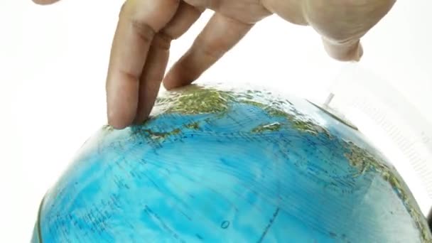 hand walking over earth globe , globetrotter concept on white background - Filmagem, Vídeo
