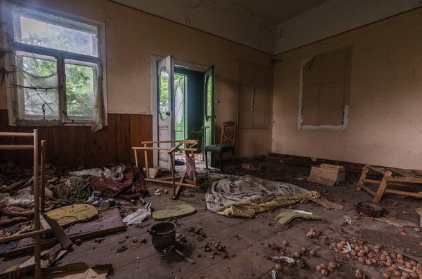 quarto abandonado em uma casa
 - Foto, Imagem