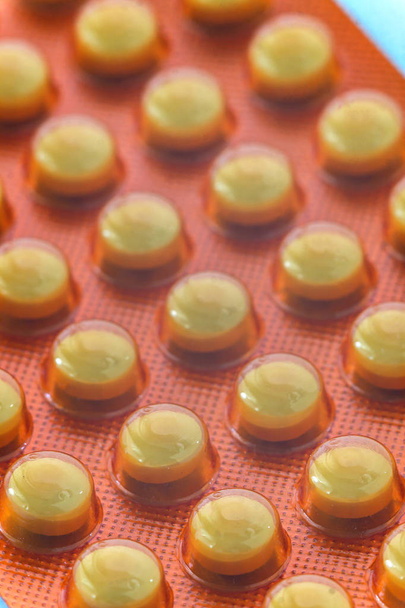De oogst van medicijnpillen. Achtergrond van kleurrijke pillen en capsules. - Foto, afbeelding