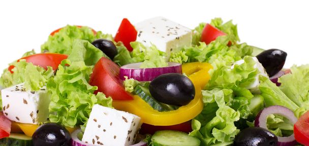 Verse groentesalade geïsoleerd op witte achtergrond - Foto, afbeelding