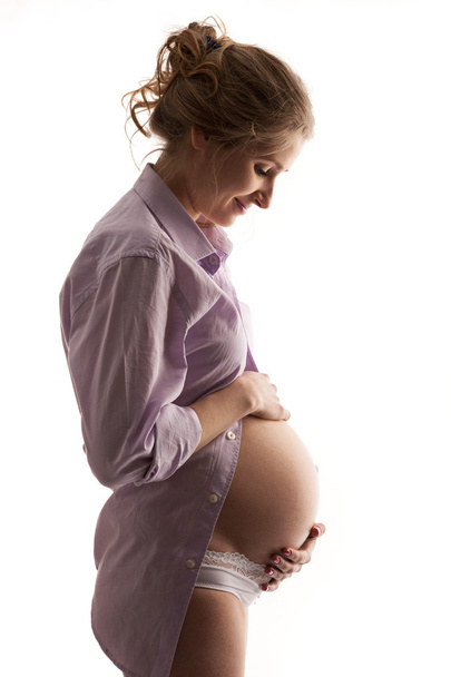 Nuori raskaana oleva nainen valkoisella taustalla
 - Valokuva, kuva