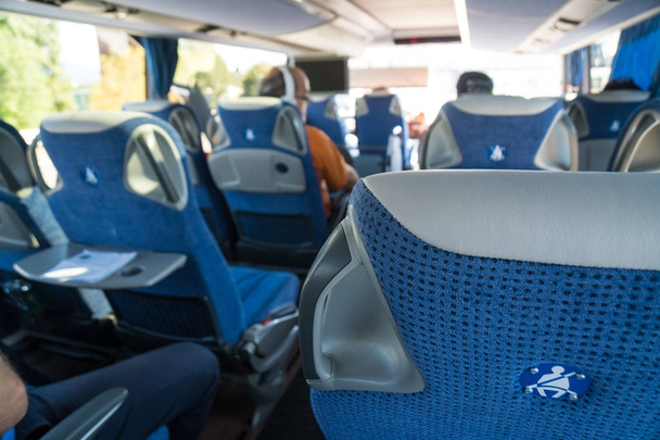 transporte, turismo, viaje por carretera y concepto de equipo - viaje interior del autobús y asientos
. - Foto, Imagen