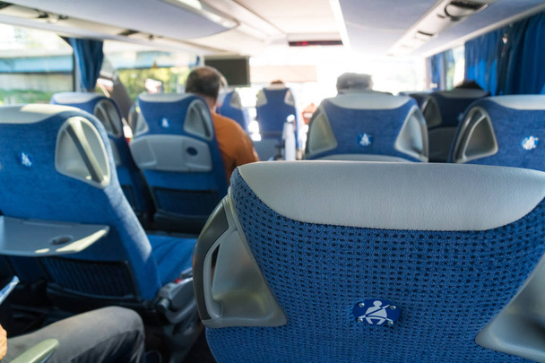транспорт, туризм, дорожня поїздка та концепція обладнання - дорожній автобус інтер'єр та сидіння
. - Фото, зображення