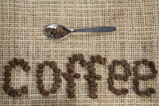 Чашка кофе и буквы кофе на гессенском фоне
. - Фото, изображение