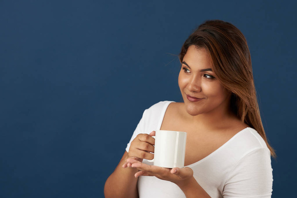 Donna latina con tazza di tè
 - Foto, immagini