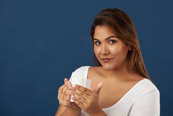 Latin young woman with cup - Foto, immagini