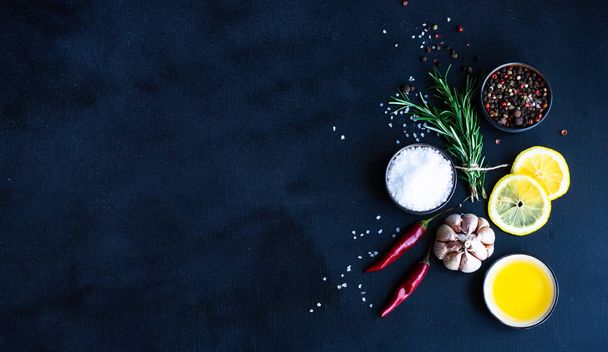 Ervas e especiarias em fundo de madeira escura como um conceito de ingredientes culinários com espaço de cópia
 - Foto, Imagem