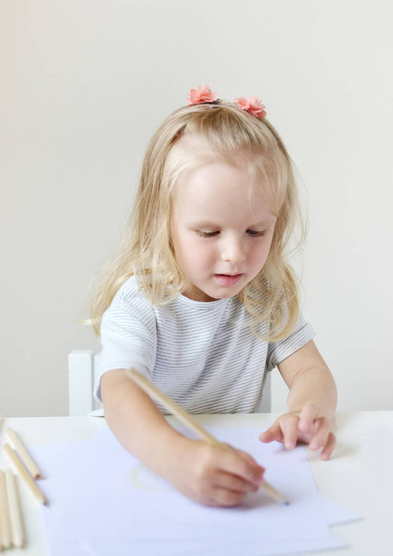 Καυκάσιος κορίτσι ζωγραφική πολύχρωμο μολύβι σε πρώιμη εκπαίδευση στο σπίτι προετοιμασία για το παιχνίδι παιδιών προσχολικής ηλικίας ανάπτυξη σχολείο - Φωτογραφία, εικόνα