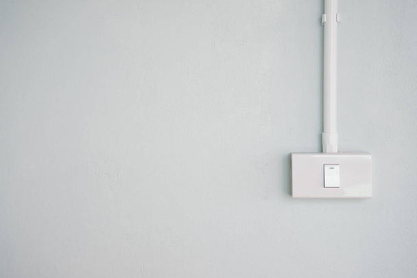 branco elétrico ligar interruptor em pastel pálido verde cinza azul fundo de concreto interior quarto
 - Foto, Imagem