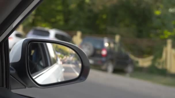 Nézd, a visszapillantó tükörben, mikor a autó hágó mentén az út a nyáron. 4k, lassú mozgású felvétel - Felvétel, videó