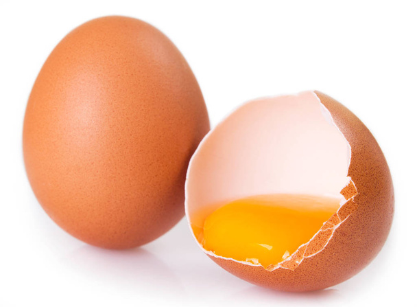 Ακατέργαστα αυγά απομονωμένα σε λευκό φόντο - Φωτογραφία, εικόνα