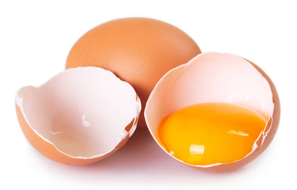 Сырые яйца изолированы на белом фоне - Фото, изображение