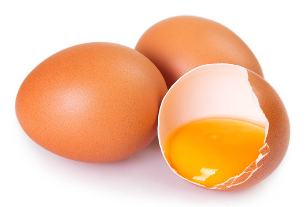 Uova crude isolate su fondo bianco - Foto, immagini