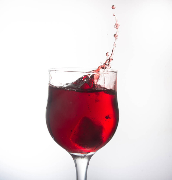 Red wine and splash with ice - Fotoğraf, Görsel