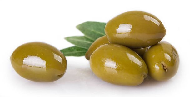 Olive verdi isolate su fondo bianco - Foto, immagini