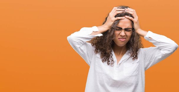 schöne junge hispanische Frau leidet unter Kopfschmerzen verzweifelt und gestresst, weil Schmerzen und Migräne. Hände auf den Kopf. - Foto, Bild
