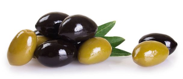 grüne und schwarze Oliven isoliert auf weißem Hintergrund - Foto, Bild