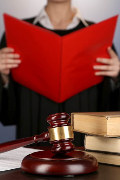 Judge read verdict on purple background - Foto, Imagen