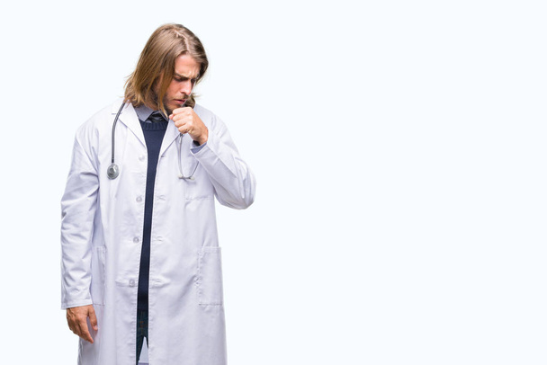 Jonge knappe dokter man met lange haren op geïsoleerde achtergrond gevoel onwel en hoesten als symptoom voor koude of bronchitis. Gezondheidszorg concept. - Foto, afbeelding