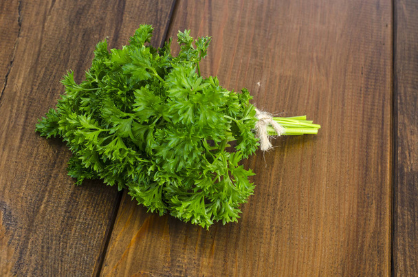 Un mazzo di prezzemolo verde fresco, verdure biologiche
 - Foto, immagini