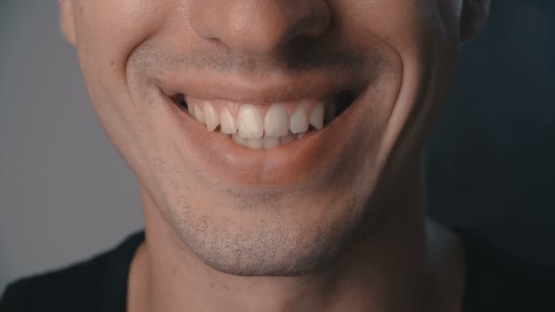 Zbliżenie na szczęśliwy młody człowiek uśmiechający się - Materiał filmowy, wideo