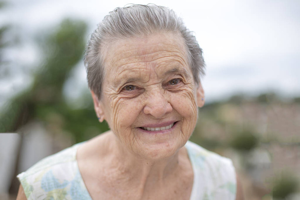 Портрет щасливої бабусі Портрет усміхненої літньої жінки
 - Фото, зображення
