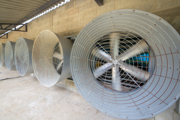 Große industrielle Kühlerventilatoren oder Kühlerventilatoren großer Motor in der Fabrik für reduzierte Hitze im Betrieb. - Foto, Bild