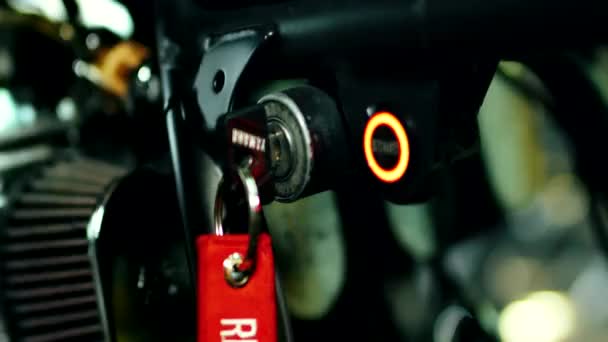 Mann Hand Schlüssel drehen, um Motorrad-Motor zu stoppen. Schlüssel im Starter-Schlüsselloch - Filmmaterial, Video