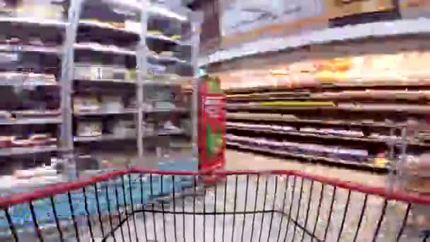 Süpermarket alışveriş zamanı geçmiş alışveriş arabası - Video, Çekim