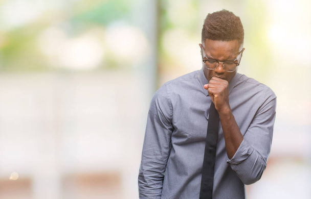 Молодий афроамериканець бізнесменом над ізольованих фон почуття хворий і захекалися як симптом для холодних або бронхіту. Концепції охорони здоров'я. - Фото, зображення