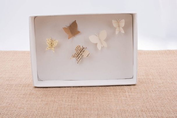 découpe abstraite de papier pour faire divers types de butterflyes - Photo, image