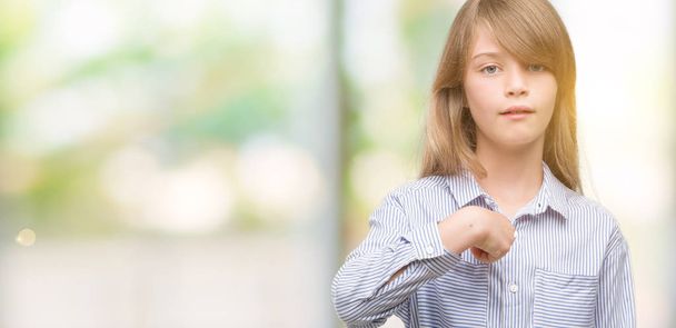 Jonge blonde peuter dragen blauw shirt met verrassing gezicht wijzende vinger naar zichzelf - Foto, afbeelding