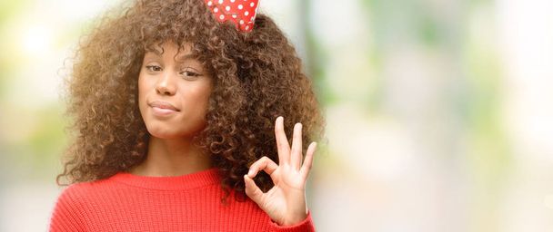Αφρικανική αμερικανική γυναίκα γιορτάζει τα γενέθλιά κάνει εντάξει πινακίδα με τα δάχτυλα, εξαιρετική σύμβολο - Φωτογραφία, εικόνα