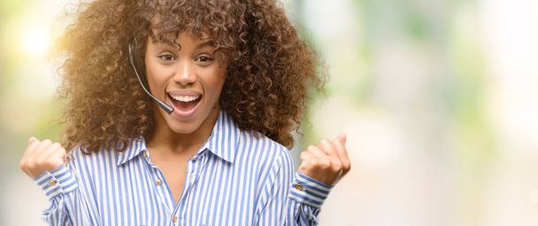 Αφρικανική αμερικανική κλήση κέντρο χειριστή γυναίκα ουρλιάζοντας υπερήφανος και γιορτάζουν τη νίκη και την επιτυχία πολύ ενθουσιασμένος, ζητωκραυγάζει συγκίνηση - Φωτογραφία, εικόνα