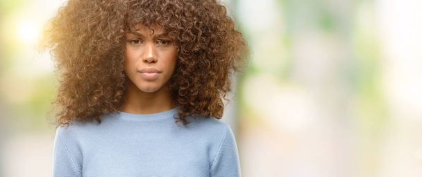Africká americká žena nosí svetr skeptik a nervózní, zamračený naštvaný kvůli problému. Negativní osoba. - Fotografie, Obrázek