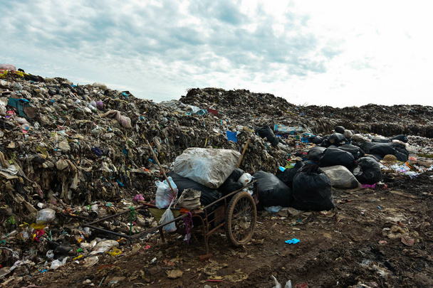 山のゴミ、劣化した廃棄物。都市と産業からの廃棄物します。汚染と有害な残渣を引き起こします。都市計画の問題です。発展途上国の環境管理 - 写真・画像