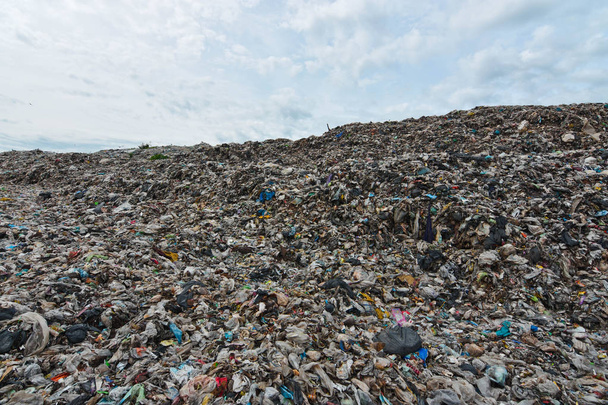 Vuoristojätettä, pilaantunutta jätettä. Kaupunki- ja teollisuusalueiden jätteet. Aiheuttaa saastumista ja myrkkyjäämiä. Se on kaupunkisuunnittelun ongelma. Alikehittyneiden maiden ympäristöhallinto
 - Valokuva, kuva